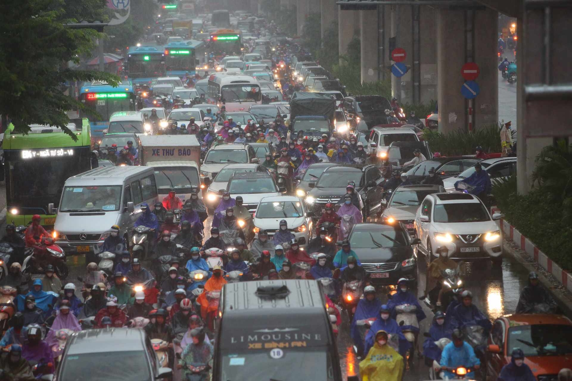 Heavy rain in Hanoi, all roads are jammed with no way out