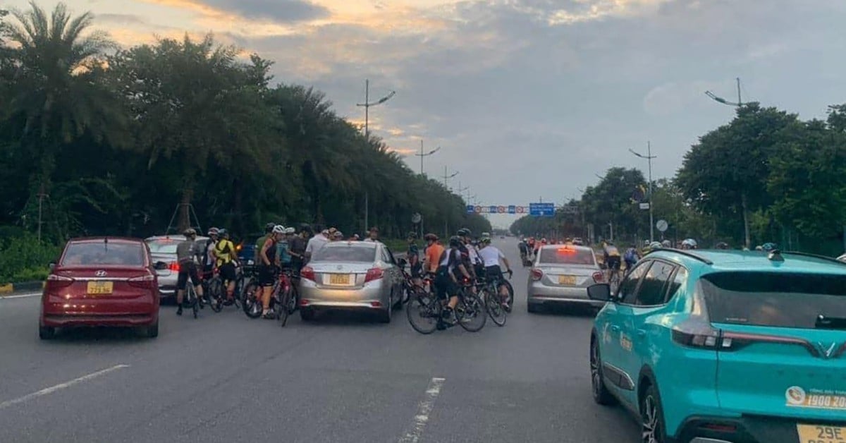 Überprüfen Sie, ob eine Gruppe von Radfahrern auf eine gesperrte Straße gefahren ist und sich mit einem Autofahrer gestritten hat