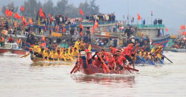 Dans quelle ville de Nghe An coule la rivière Mai Giang ? Quel festival accueille des milliers de personnes sur les rives ?