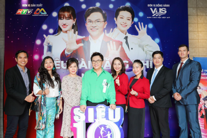 VUS 代表者 (右から 4 番目) と MC Dai Nghia、Madison Media Group 代表者。写真: VUS