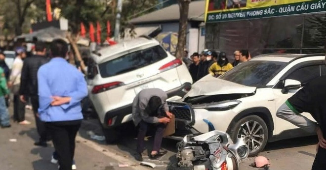 Auto beschleunigte plötzlich und prallte auf der Straße in Hanoi gegen Motorräder und Autos