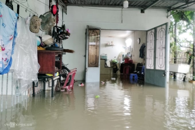 Một nhà người dân khối phố Trường Đồng, phường Tân Thạnh, TP Tam Kỳ nước lũ dâng ngập nửa mét chiều 15/10. Ảnh: Đắc Thành