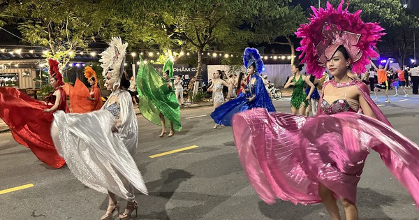 Explora la vida nocturna de Da Nang en el puente peatonal Nguyen Van Troi