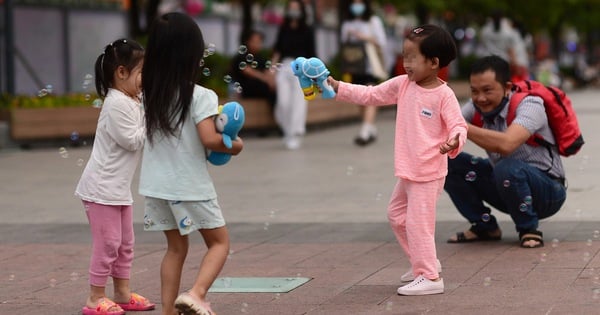 Trẻ la hét nơi công cộng: Cha mẹ đừng 'trẻ con mà' như cái cớ