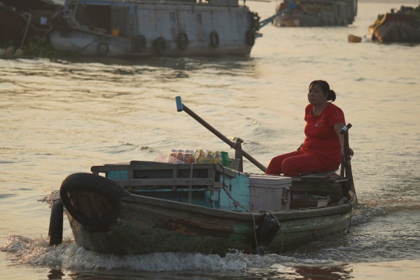 Những ghe bán nước giải khát, thức ăn sáng, thực phẩm rảo quanh các ghe buôn để bán hàng. Ảnh: Ngọc Tài