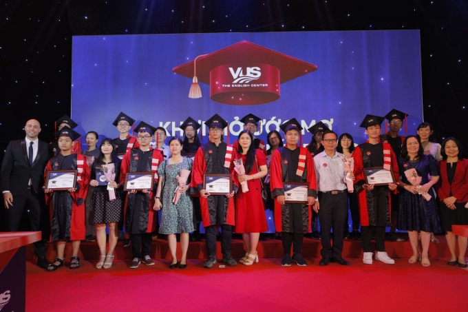 Students with high IELTS scores and their parents at the event. Photo: VUS