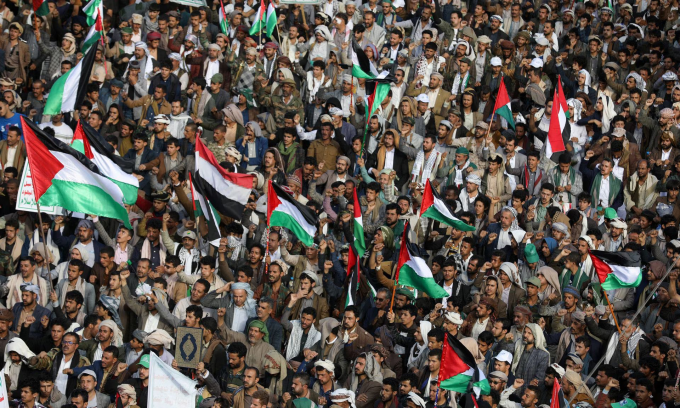 Người dân biểu tình ủng hộ Palestine tại Sanaa, Yemen, hôm 18/10. Ảnh: Reuters