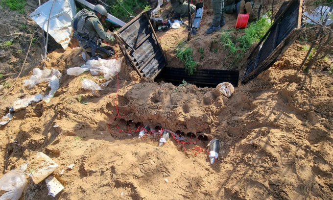 Des soldats israéliens se tiennent à côté d'un lance-roquettes souterrain dans le nord de la bande de Gaza, le 7 janvier. Photo : IDF