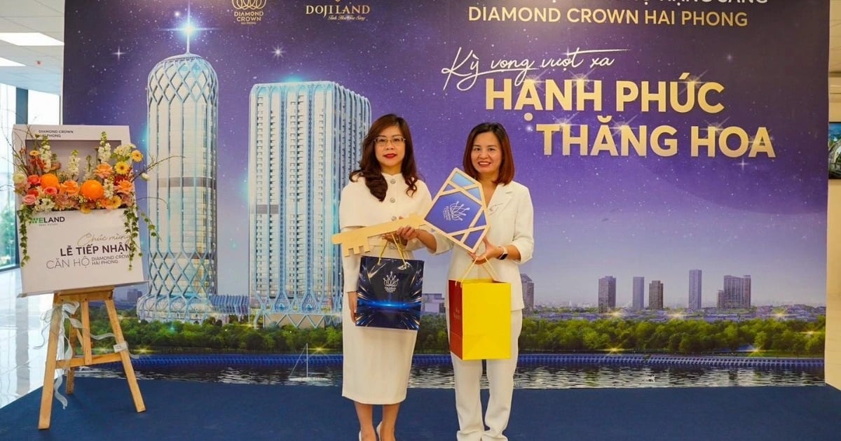 The first customers receive luxury apartments Diamond Crown Hai Phong