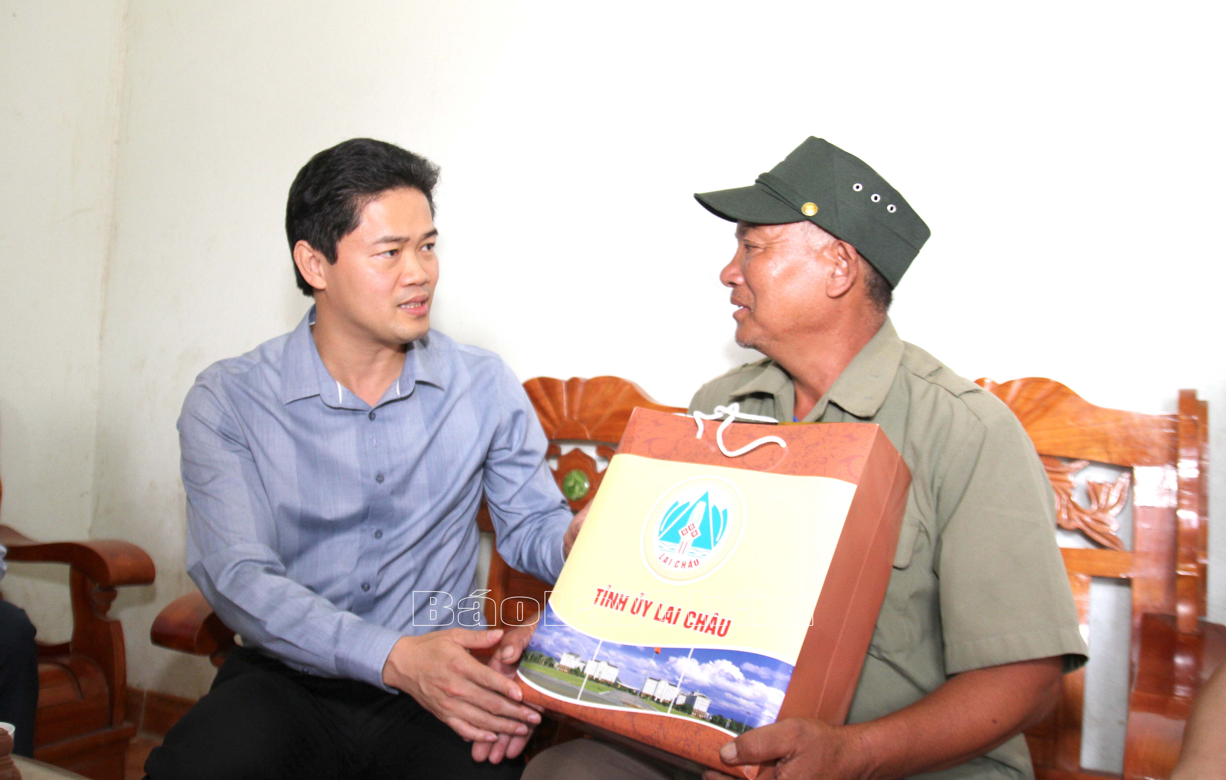 … thăm hỏi, động viên ông Ma Seo Tả (con của liệt sỹ Ma Seo Sử), bản Tỷ Phùng, xã Sì Lở Lầu.