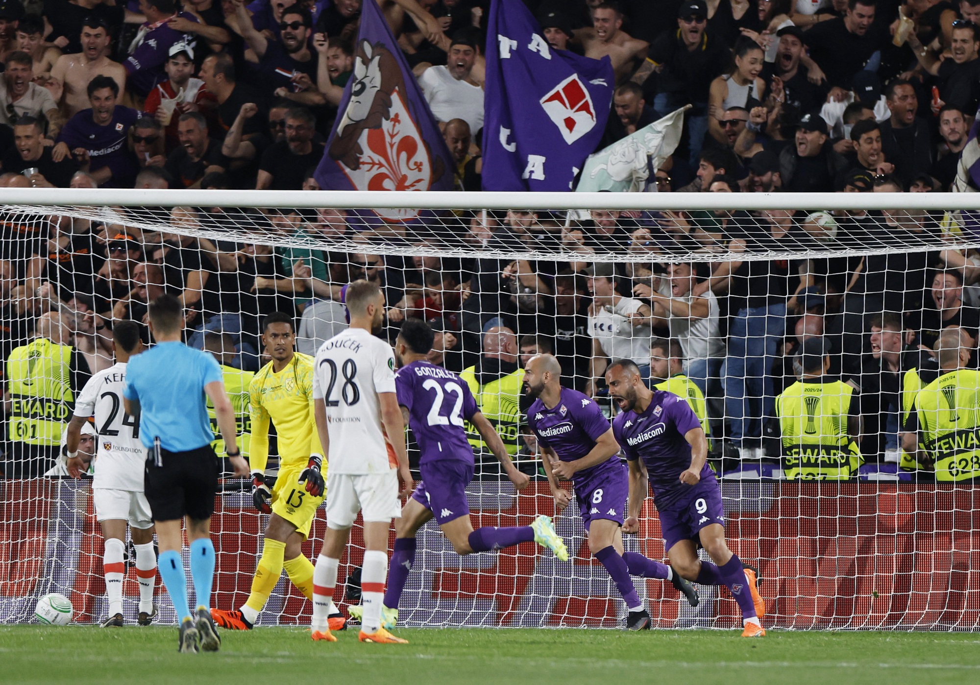 Máu đổ Europa Conference League, West Ham đăng quang nghẹt thở - Ảnh 10.