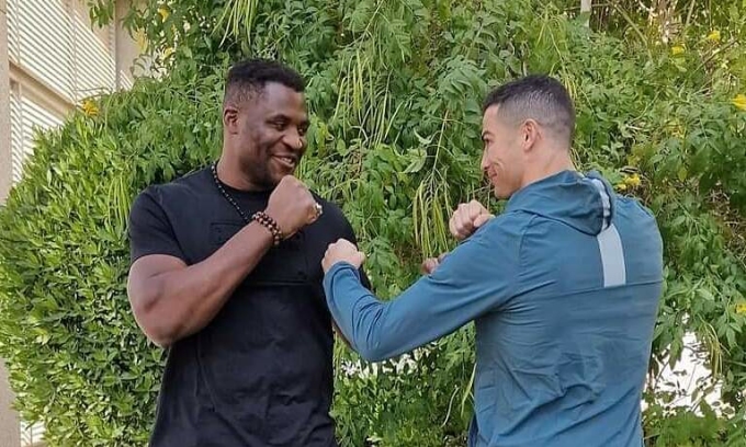 Ronaldo thân mật với Ngannou trong lần gặp nhau tại Arab Saudi hồi tháng 1. Ảnh: Instagram / cristiano