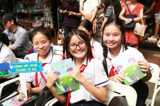 Die Buchvorstellung von „One Health“ zog Schüler aus Schulen aus der Region Ho-Chi-Minh-Stadt an. Foto: Minh Phu.