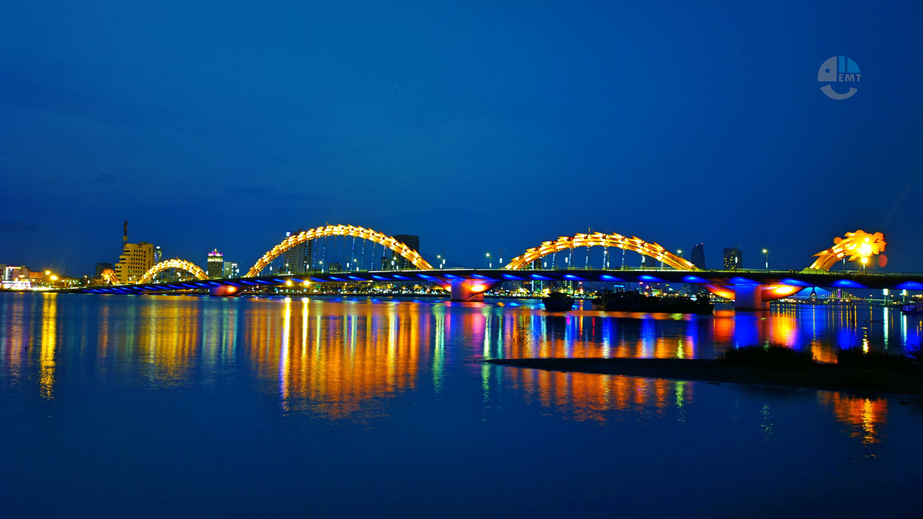 Les touristes aiment regarder le pont du Dragon cracher du feu à Da Nang