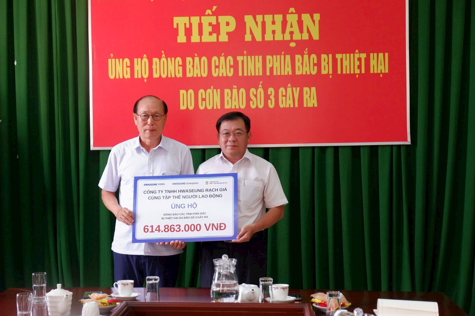 Representative of Hwaseung Rach Gia Limited Liability Company presented a symbolic board to the Vietnam Fatherland Front Committee of Kien Giang province.