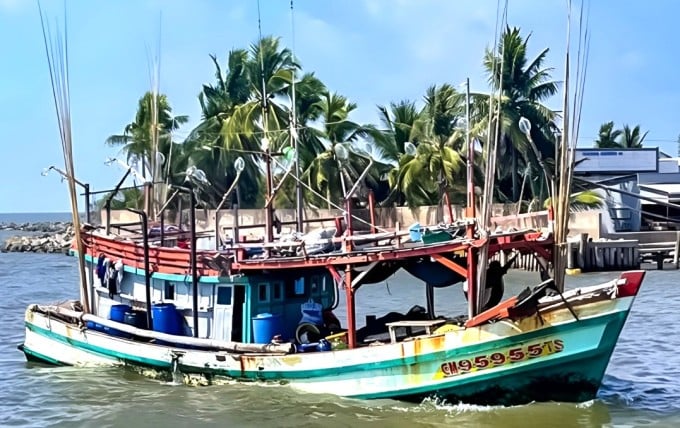 El barco pesquero de la señora Thuy regresó ayer al estuario.