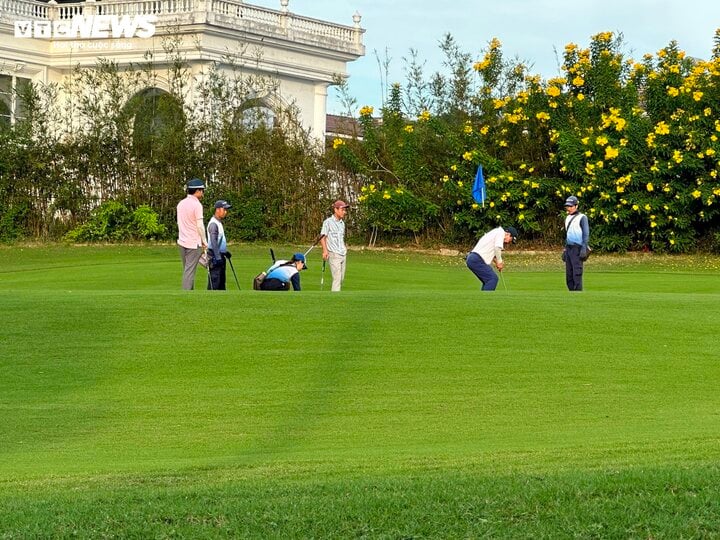 Führungskräfte des Ministeriums für Landwirtschaft und ländliche Entwicklung von Bac Ninh spielten am 25. Oktober 2023 Golf auf dem Golfplatz FLC Ha Long.