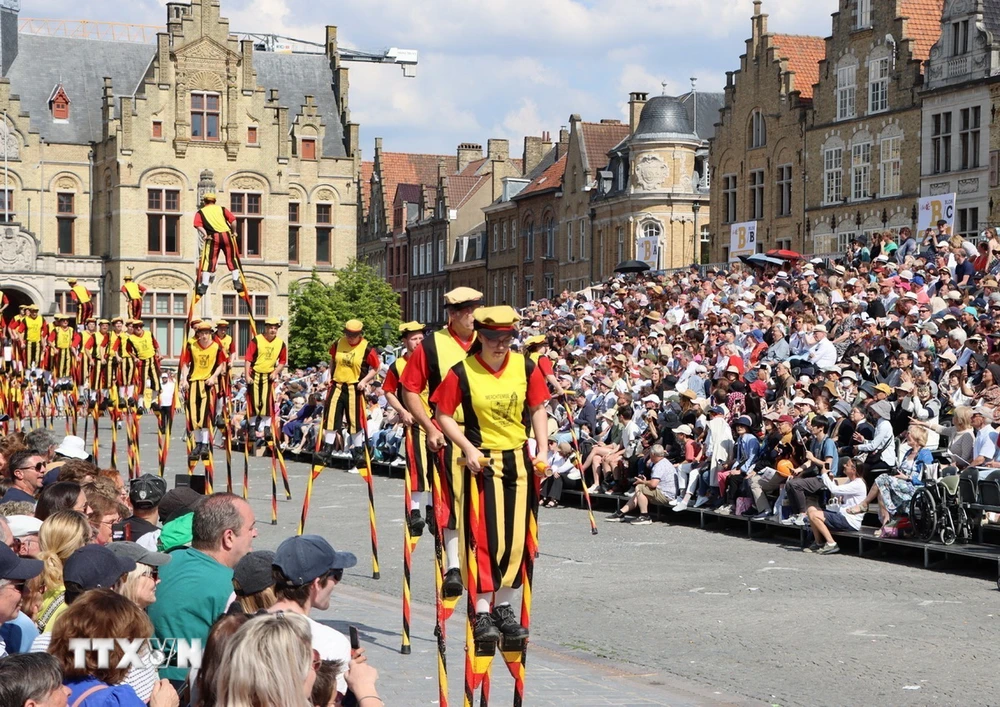 La compañía Royal Merchtem Stilt Troupe actúa en el desfile de gatos de Ypres. (Foto: Huong Giang/VNA)