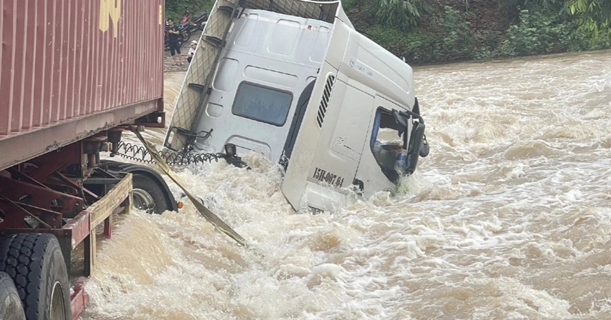 Bắc Giang: Lũ cuốn trôi xe đầu kéo, 2 người dân lao xuống nước cứu tài xế