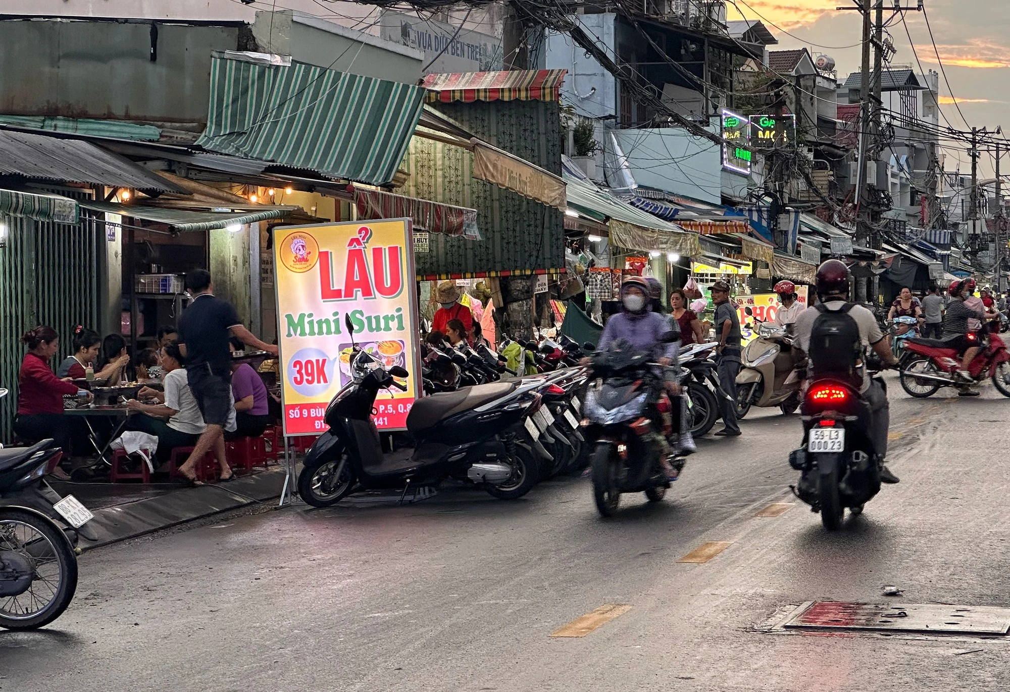 Người dân TP.HCM thắt chặt hầu bao, bớt ăn quán 'sang chảnh' để dành sắm tết- Ảnh 2.