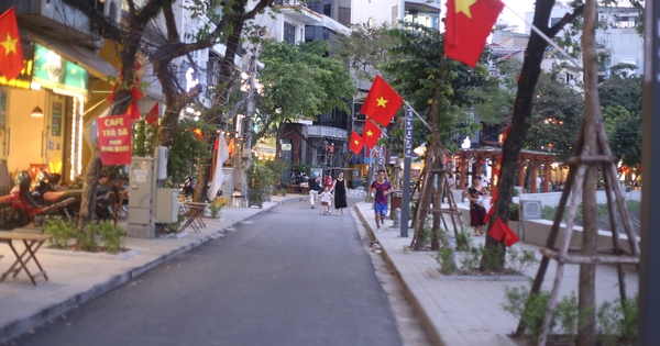 Hanoi's newest walking street is deserted, business owners complain about difficulties