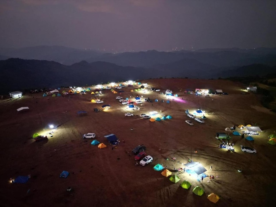 Next to the sea, rivers, streams, camping in Bui Hui grassland (Ba To district) brings many unique and new experiences to tourists during the April 30 - May 1 holiday in 2024.