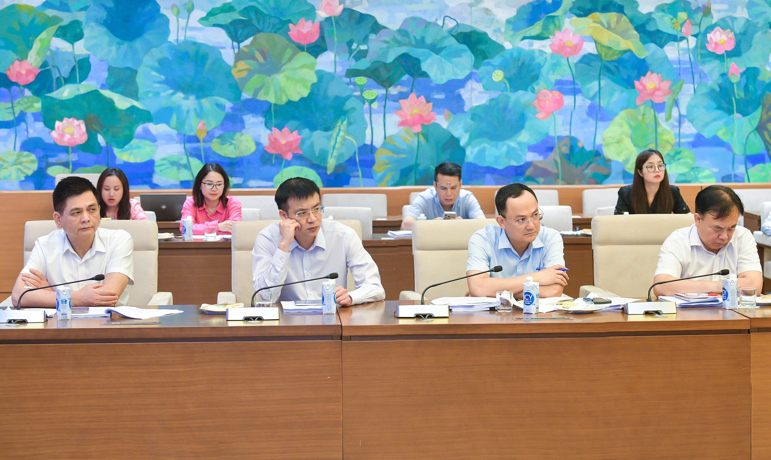 국회 부의장 Nguyen Duc Hai는 결의안 제43/2022/QH15-0을 이행하기 위한 감독 대표단의 네 번째 회의를 주재했습니다.