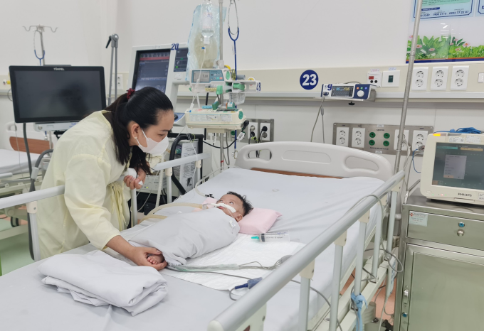 Los niños con enfermedad de manos, pies y boca grave deben recibir cuidados intensivos en el Hospital Pediátrico 1 (HCMC). Foto: Le Phuong