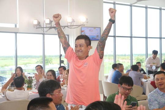 Giải Golf Tôi yêu Việt Nam: Ca sĩ Tuấn Hưng đấu giá thành công bức tranh 300 triệu đồng - Ảnh 3.