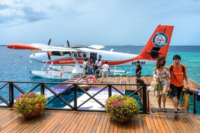 Tourists disembark from a seaplane at a resort in Baa Atoll, Maldives, September 2023. Photo: AFP