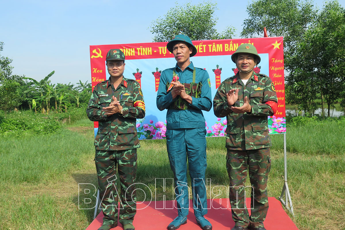 Phu Ly City Military Command inspects live ammunition firing of militia and self-defense forces