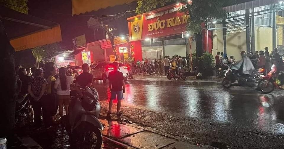 Robbing a gold shop in Hai Duong, one person was shot and seriously injured.