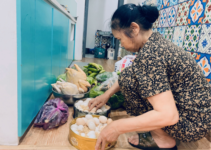 De la nourriture a été envoyée à la famille de Mme Thu Hang dans le district de Ha Dong par ses parents à la campagne le 31 mars. Photo : Personnage fourni