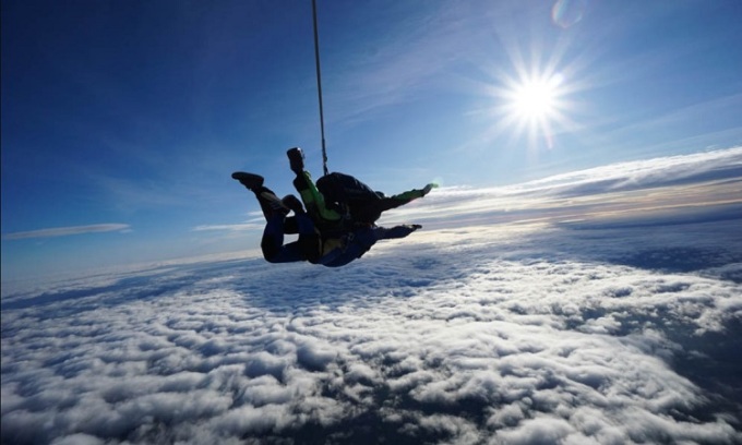 L'expérience du parachutisme à travers les nuages ​​dépend du type de nuage. Photo : Skydive Langar