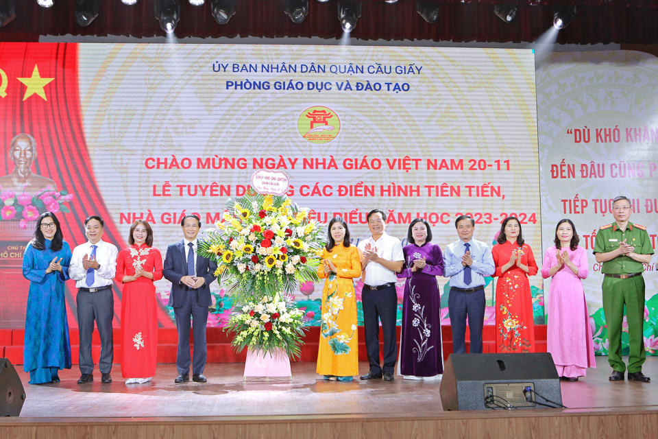 Cau Giay district leaders presented flowers to congratulate the district's education sector.