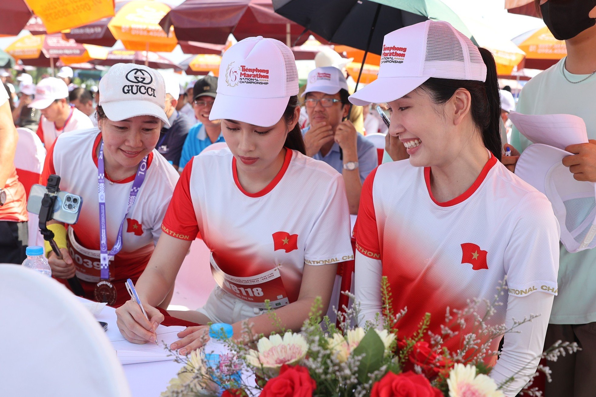 Die Zweitplatzierte Phuong Anh und ihr Mann liefen 10 km, Miss Thuy Vi erreichte beim Tien Phong Marathon 2024 problemlos das Ziel, Foto 12