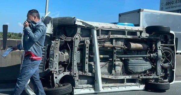 Une voiture à 7 places renversée sur l'autoroute Ho Chi Minh-Ville - Long Thanh