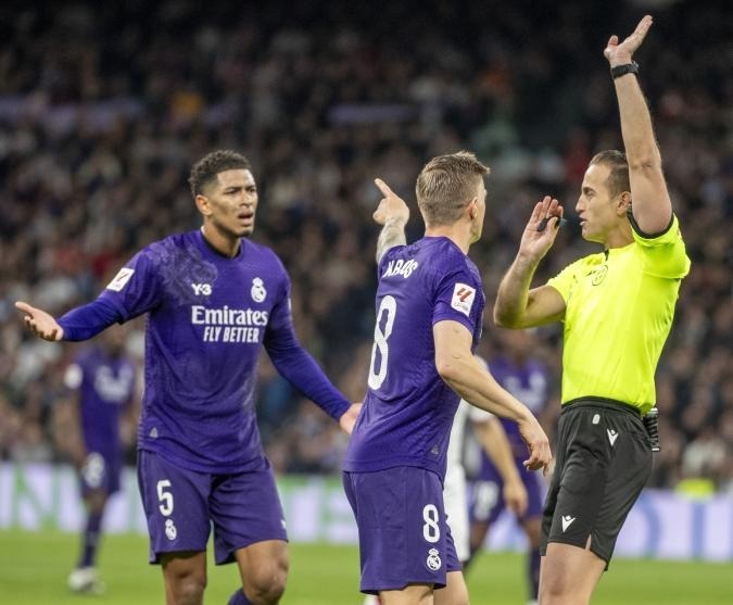 Bellingham (número 5) reacciona durante la victoria del Real por 2-0 sobre Bilbao en la jornada 30 de La Liga en la noche del 31 de marzo en el Estadio Bernabéu. Foto: MD