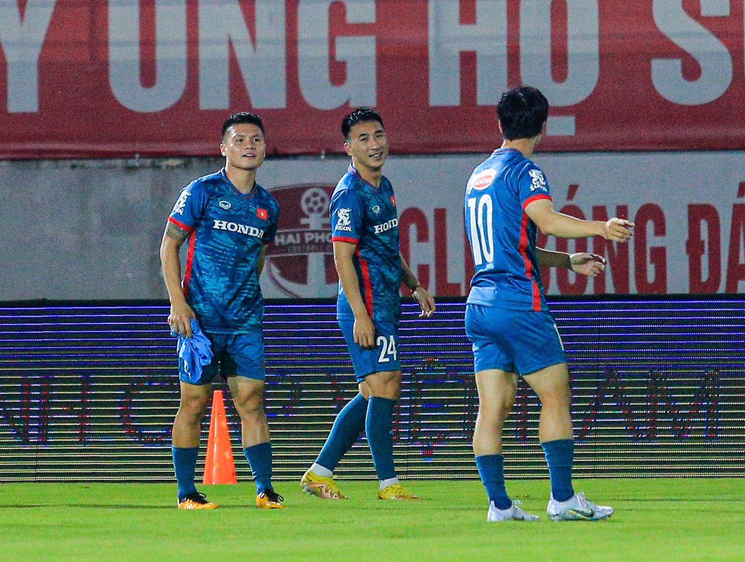 Hồi hộp chờ thử nghiệm của ông Troussier - Ảnh 2.