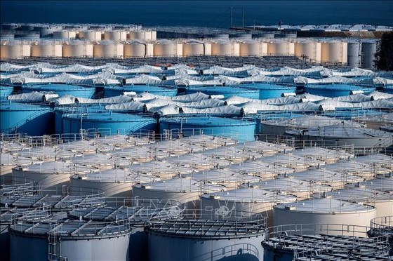 Un tanque que contiene aguas residuales radiactivas tratadas en la planta nuclear de Fukushima en Okuma, Prefectura de Fukushima, Japón. Foto: AFP/ VNA