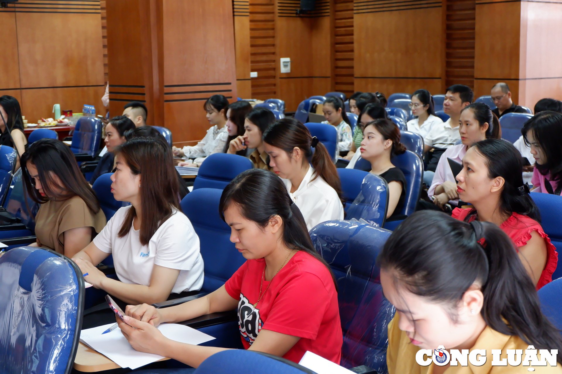 Thanh Hoa, plus de 50 journalistes ont participé à une formation sur les compétences nécessaires pour créer des travaux journalistiques de haute qualité. Photo 3