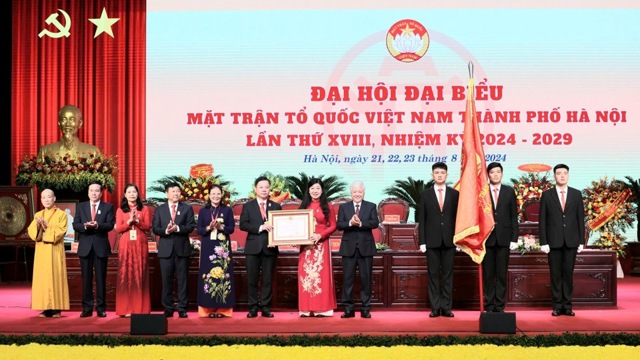 Ủy ban MTTQ Thành phố Hà Nội đón nhận Huân chương Lao động hạng Nhất