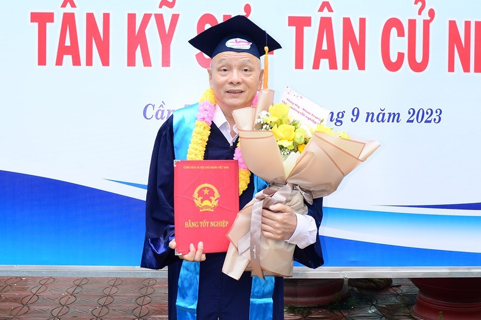 60-year-old man in Can Tho graduates from university: 'I studied hard and took real exams'