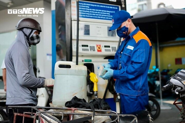 Se espera que los precios de la gasolina bajen drásticamente en la tarde del 8 de febrero. (Ilustración: Cong Hieu).