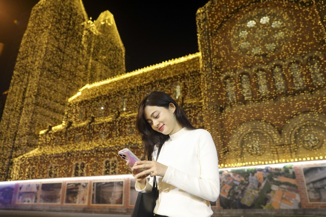 호치민시 크리스마스 이브에 미녀들이 아름다움을 뽐내고 있다. 사진 1