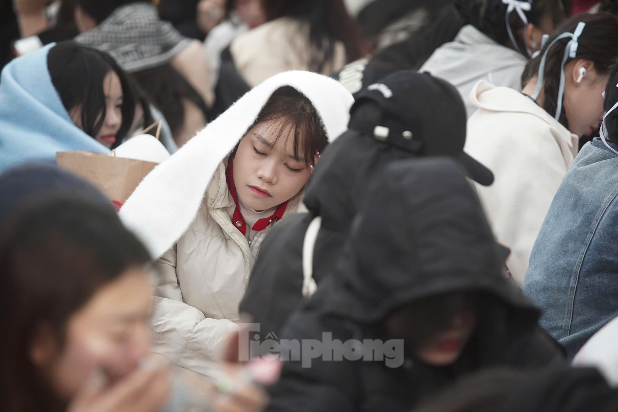 Long lines of spectators covered in scarves, sitting and sleeping right in front of My Dinh Stadium photo 9