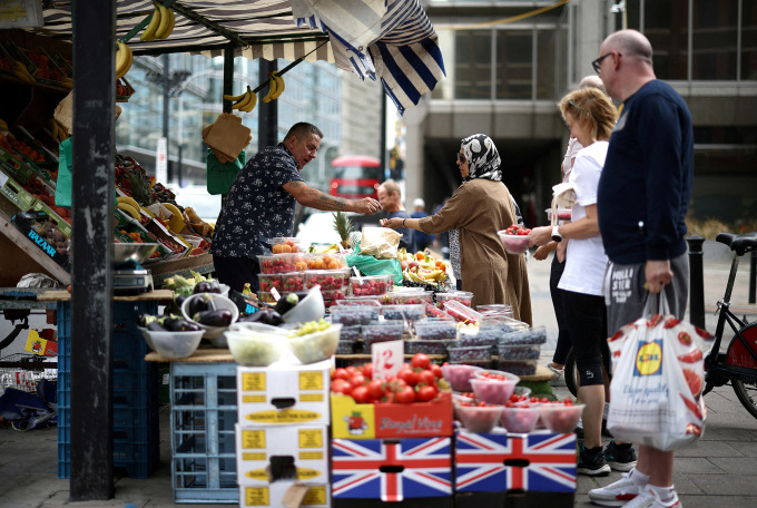 Người dân mua rau quả ở trung tâm London, Anh, ngày 19/8/2022. Ảnh: Reuters