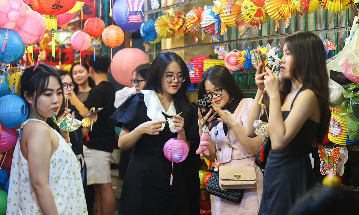 Notes when visiting lantern street in Ho Chi Minh City