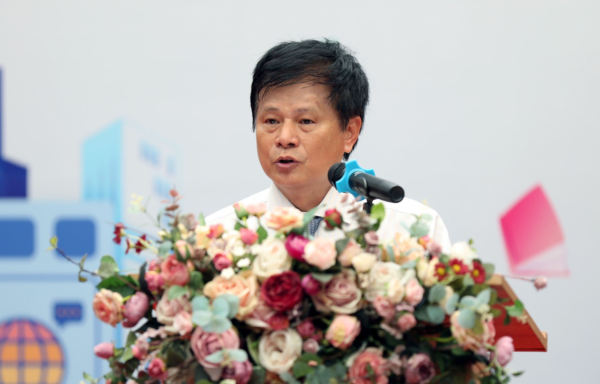 Sôi nổi ngày khai mạc 'Tuần lễ Sách của người làm báo' tại Đường Sách TP.HCM - Ảnh 2.