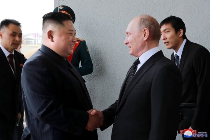 El presidente ruso, Vladimir Putin (derecha) y el líder norcoreano, Kim Jong-un, en Vladivostok en abril de 2019. Foto: KCNA